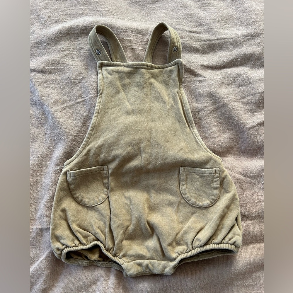 GRAY label. GUC. 9-12 month romper